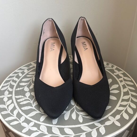 MIA Black Classic Heels with Textured Fabric - Picture 3 of 12